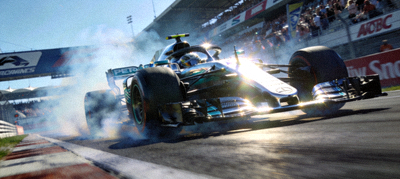 F1赛车在赛道上高速飞驰的动感画面